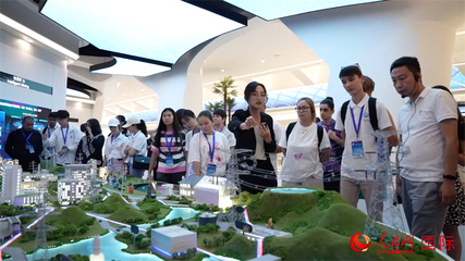 “上合小记者”在华为北京研究院参观。实习生 方明轩摄